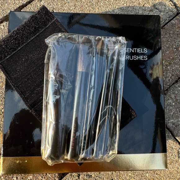 Chanel Collection of 5 Essential Mini Brushes - Picture 6 of 10